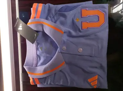 Camiseta deportiva azul con logo - miniatura 2