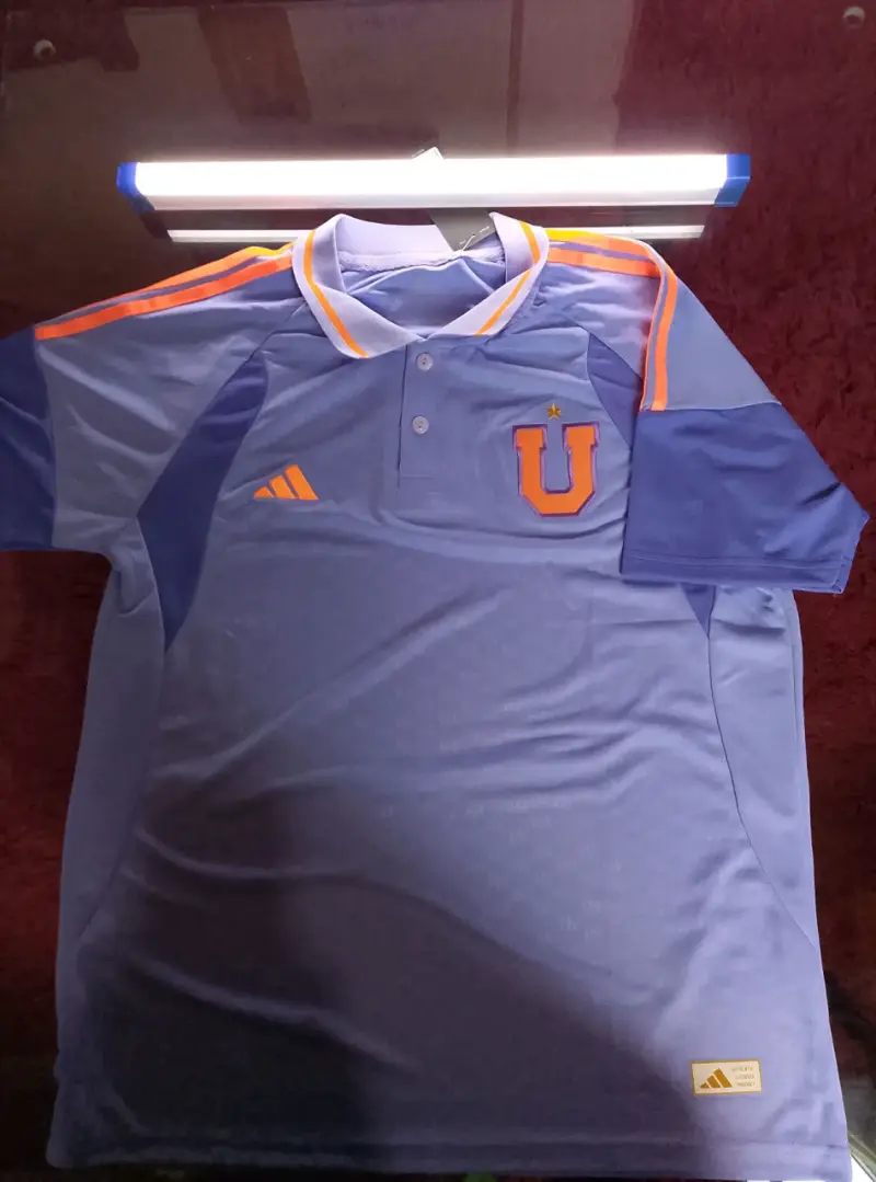 Camiseta deportiva azul con logo - 3