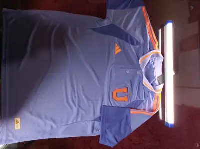 Camiseta deportiva azul con logo - miniatura 4