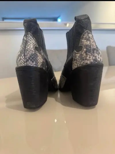 Botines de cuero con diseño de serpiente - miniatura 4