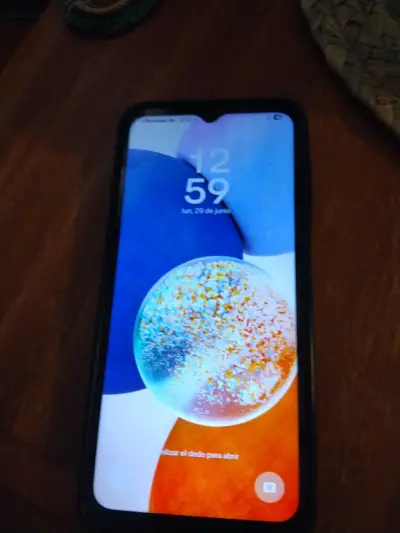 Smartphone con funda protectora - miniatura 1