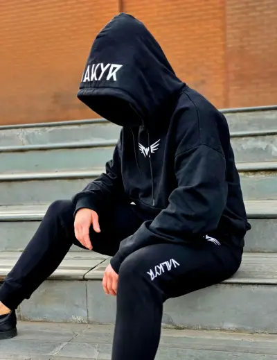 Conjunto deportivo negro con capucha Valkyr - miniatura 1