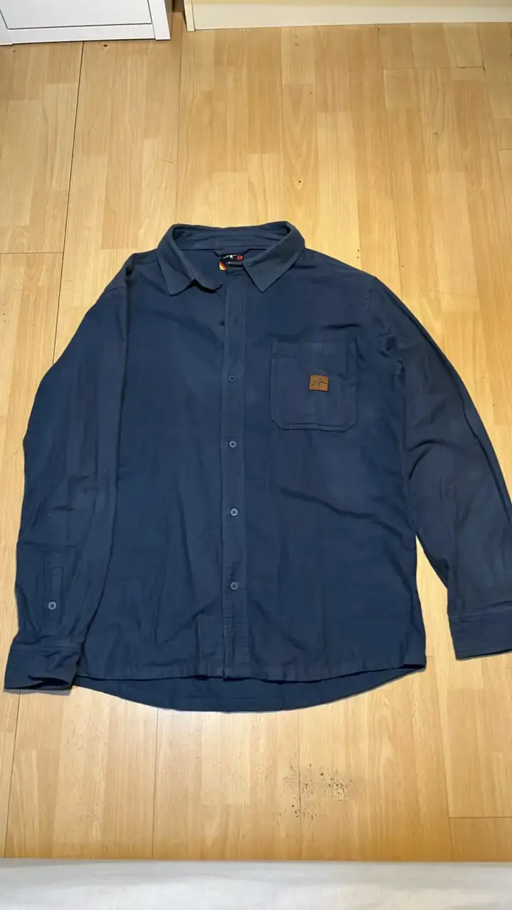 Camisa azul Kaya unite con bolsillo