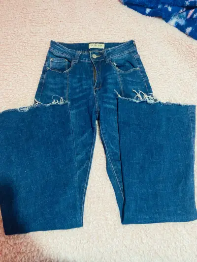 Jeans de mezclilla azul con estilo desgastado - miniatura 1