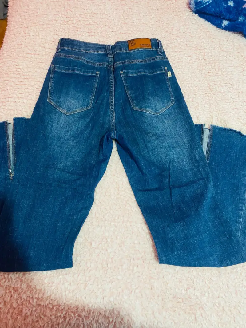 Jeans de mezclilla azul con estilo desgastado - 2