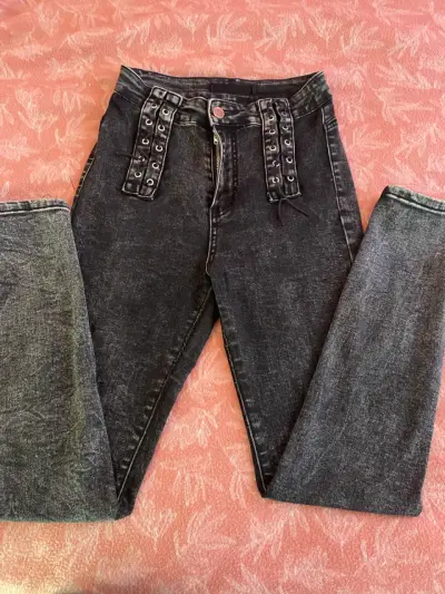 Jeans negros con detalles de ojales - miniatura 1