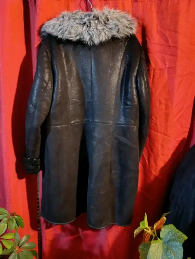 Abrigo de cuero con cuello de piel sintética - miniatura 3