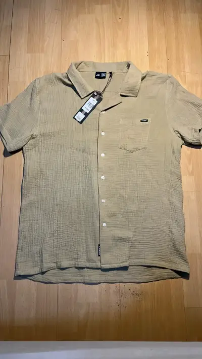 Camisa beige de lino con etiqueta - miniatura 1