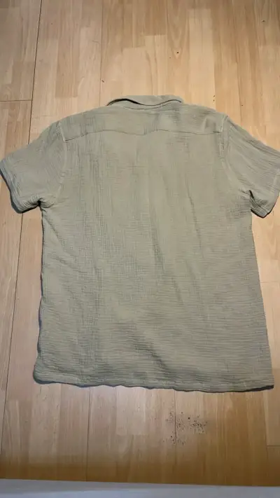 Camisa beige de lino con etiqueta - miniatura 3