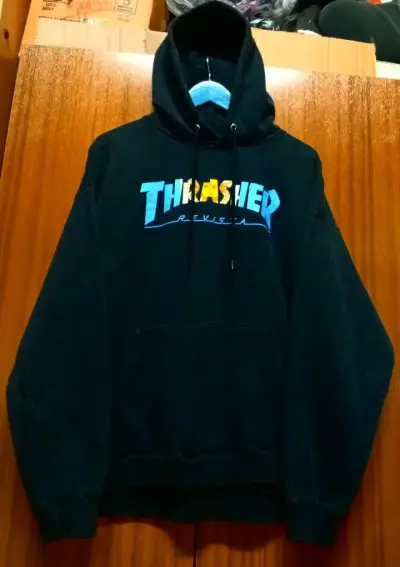 Polerón Thrasher talla L negro con capucha - miniatura 1