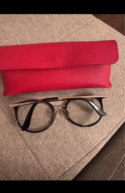 Lentes Guess con estuche rojo - miniatura 1