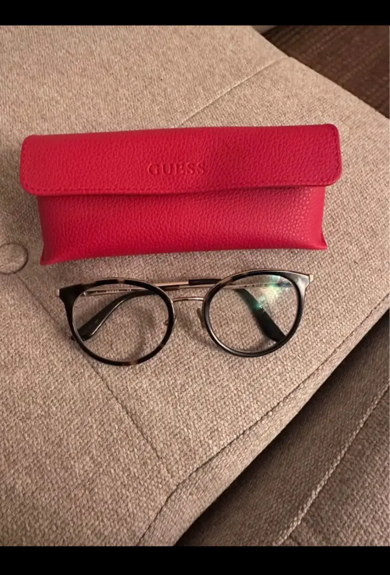 Lentes Guess con estuche rojo - 2