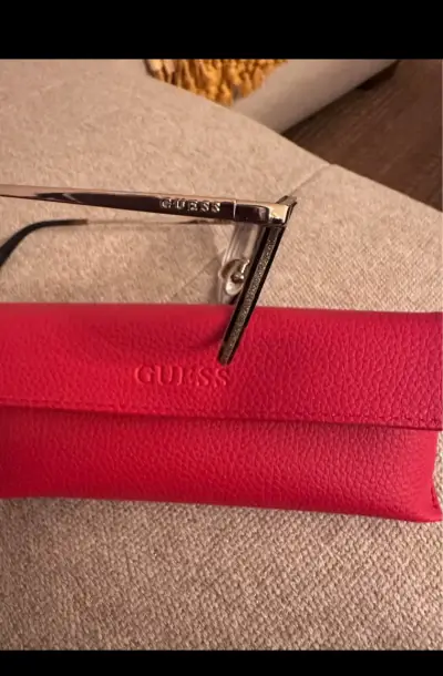 Lentes Guess con estuche rojo - miniatura 3
