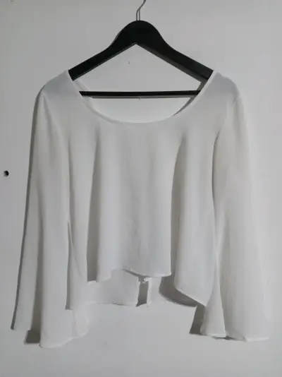 Blusa blanca de manga larga elegante - miniatura 1