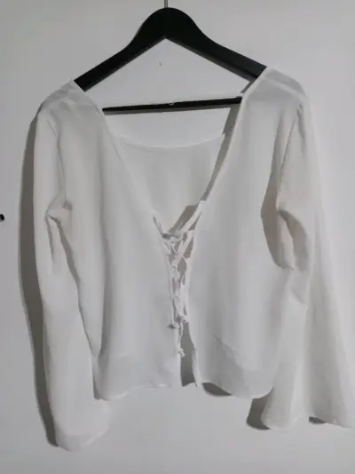 Blusa blanca de manga larga elegante - miniatura 2