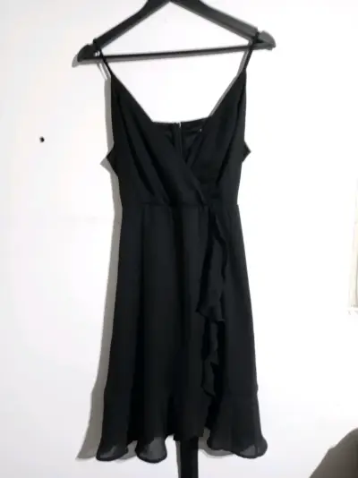 Vestido negro elegante con tirantes - miniatura 1