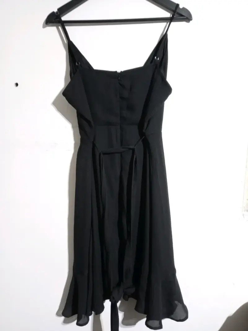 Vestido negro elegante con tirantes - 2