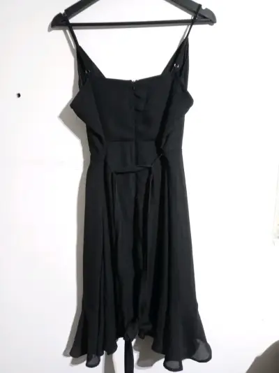 Vestido negro elegante con tirantes - miniatura 2