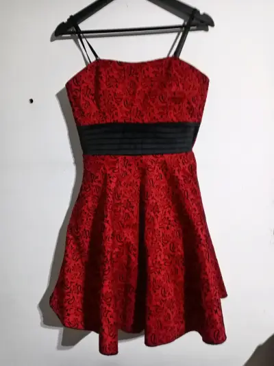 Vestido rojo con diseño floral y tirantes - miniatura 1