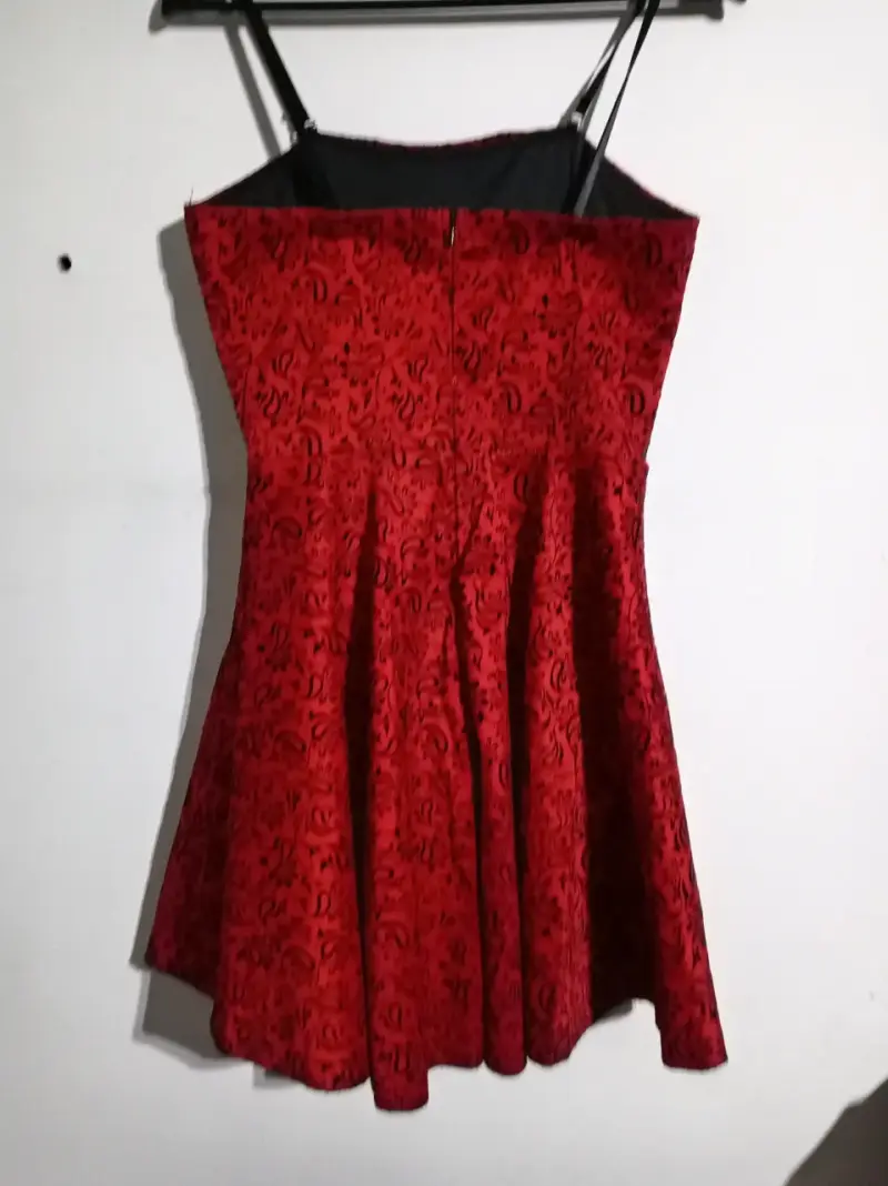 Vestido rojo con diseño floral y tirantes - 2