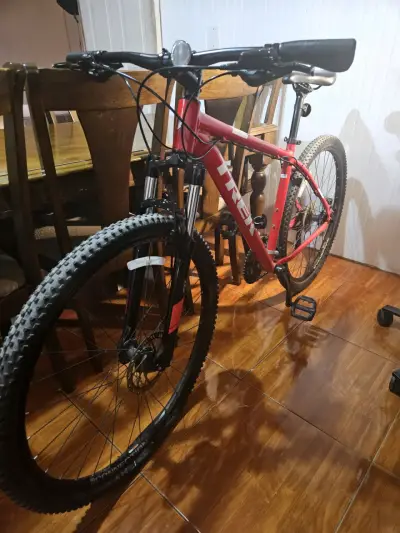 Bicicleta Trek roja de montaña - miniatura 1