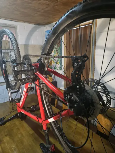 Bicicleta Trek roja de montaña - miniatura 3