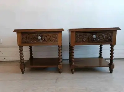Par de Veladores de madera tallada - miniatura 1