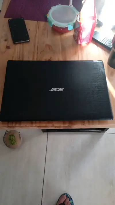 Laptop Acer en mal estado - miniatura 1