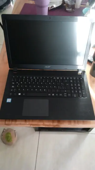Laptop Acer en mal estado - miniatura 2
