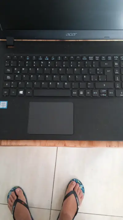 Laptop Acer en mal estado - miniatura 3