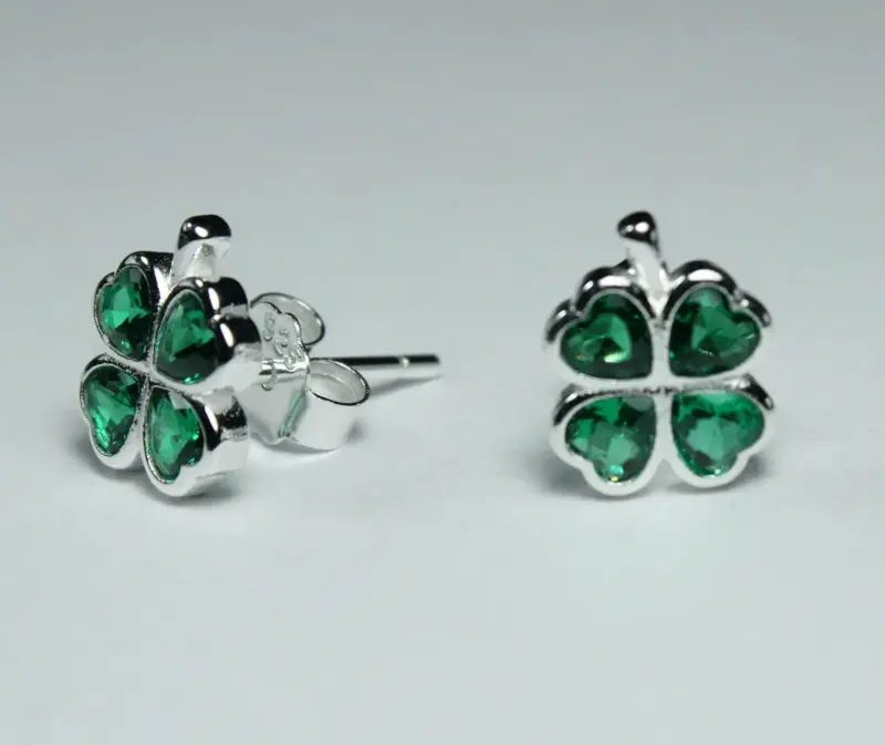 Aros trébol de cuatro hojas con cristales verdes
