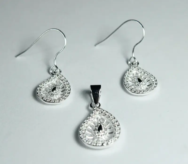 Conjunto de joyería de plata con circonitas