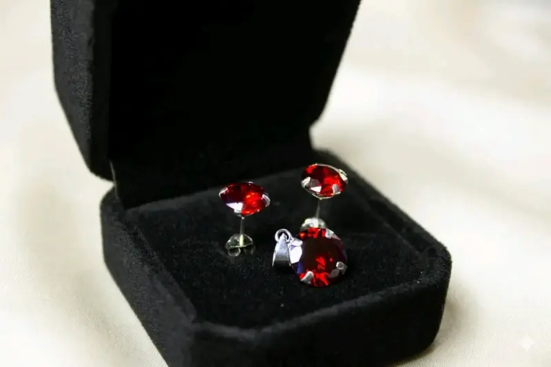 Juego de joyas con piedras rojas en estuche - 1