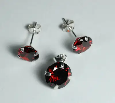 Juego de joyas con piedras rojas en estuche - miniatura 2