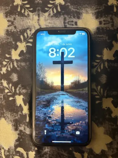 iPhone con funda negra - miniatura 1