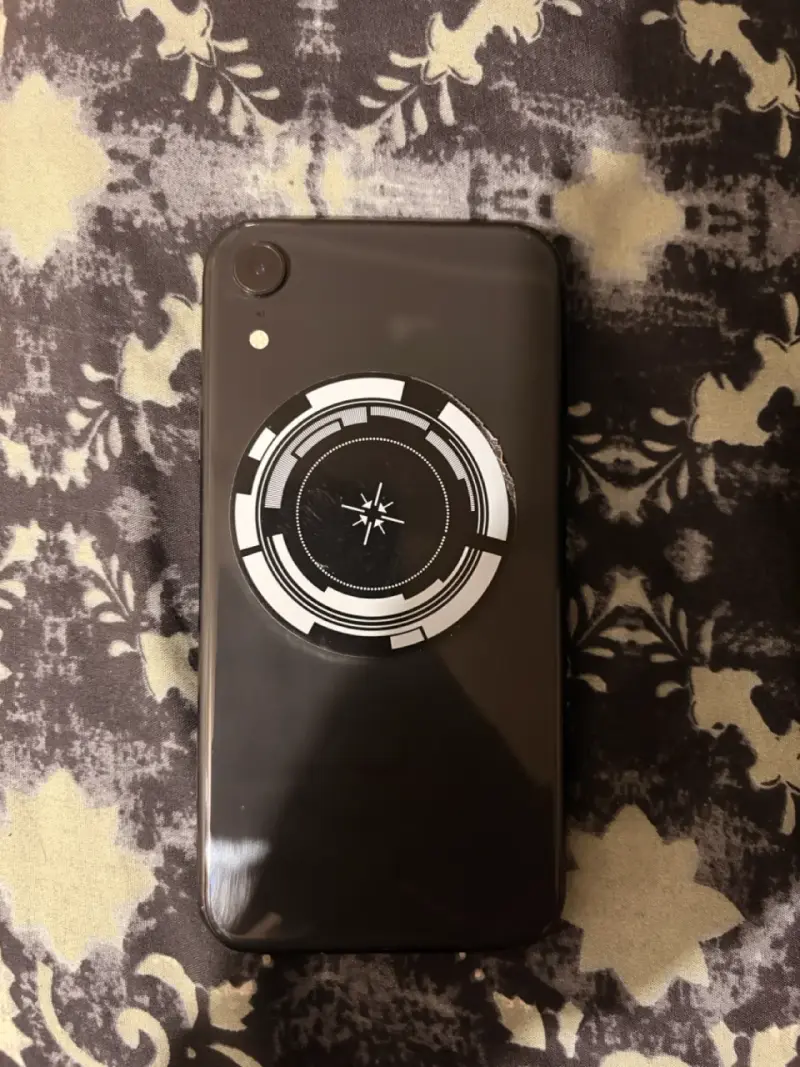 iPhone con funda negra - 2