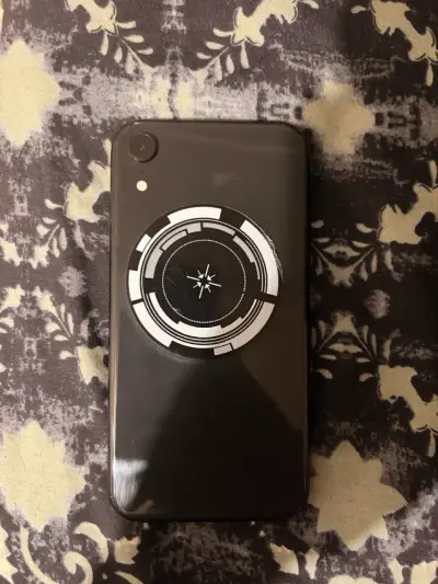iPhone con funda negra - miniatura 2