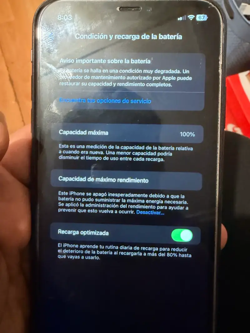 iPhone con funda negra - 3