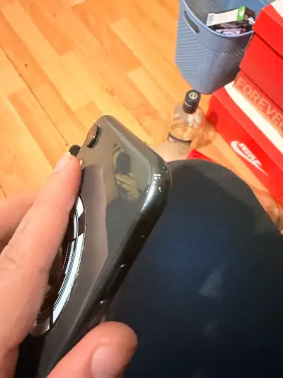 iPhone con funda negra - miniatura 4