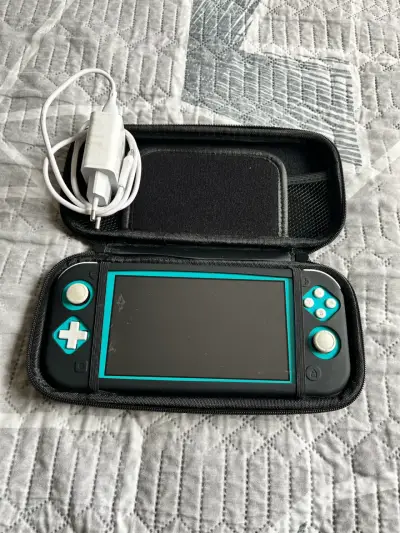 Consola portátil con estuche y cargador - miniatura 1
