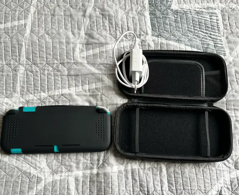Consola portátil con estuche y cargador - 2