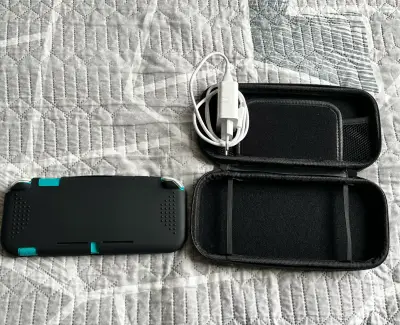 Consola portátil con estuche y cargador - miniatura 2