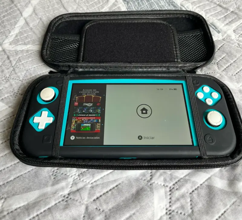 Consola portátil con estuche y cargador - 4