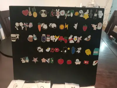 Colección de pins decorativos variados - miniatura 1