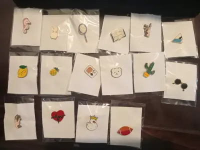 Colección de pins decorativos variados - miniatura 2