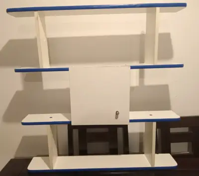 Estante repisa de pared blanco con bordes azules - miniatura 1