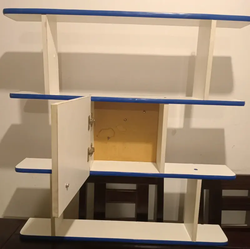 Estante repisa de pared blanco con bordes azules - 2