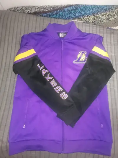 Chaqueta deportiva Lakers morada y negra - miniatura 1
