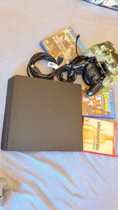 Consola PS4 Slim con juegos y controles - miniatura 1