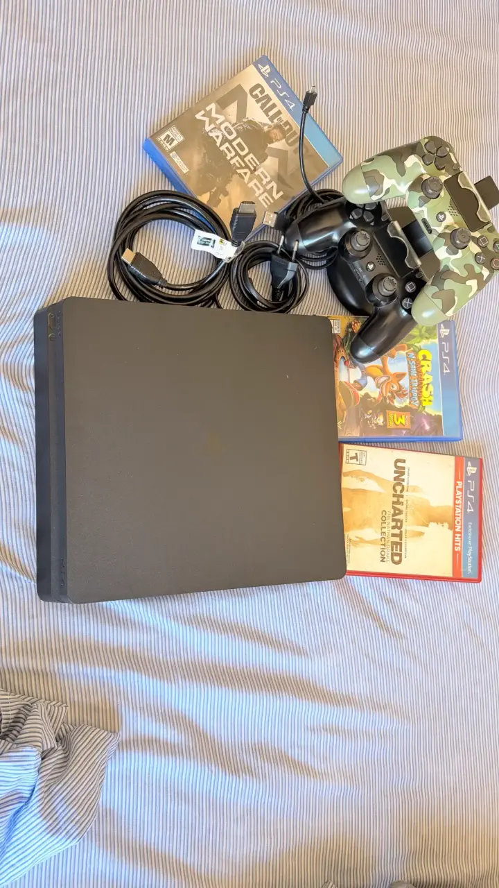 Consola PS4 Slim con juegos y controles - 2